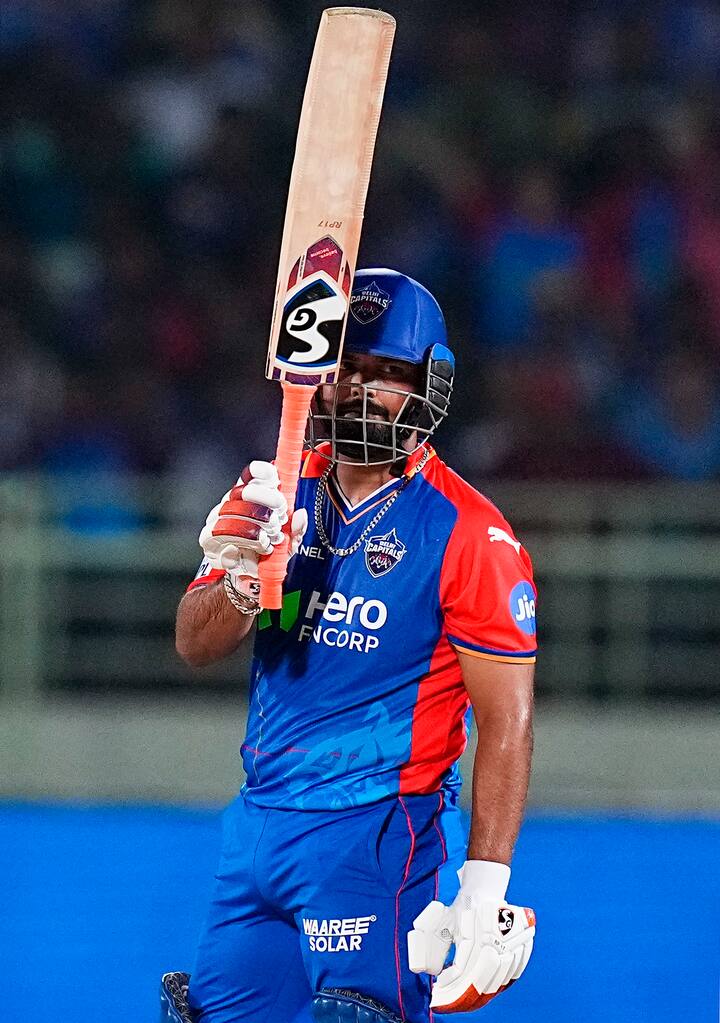 आईपीएल को बल्लेबाज़ों के लिए एक तोहफा भी कहा जा सकता है. लीग में बल्लेबाज़ जमकर गेंदबाज़ों की कुटाई करते हैं. इस कुटाई से कई रिकॉर्ड भी बनते हैं. अब ऋषभ पंत ने अपनी ताबड़तोड़ बैटिंग से टूर्नामेंट में 3000 रन पूरे कर लिए हैं. इसी के साथ उन्होंने एमएस धोनी समेत कई दिग्गज बल्लेबाज़ों को पछाड़ दिया है.