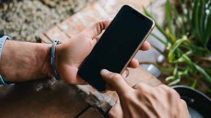 How to Track Your Phone: सरकार का ये प्लेटफॉर्म सेंट्रल इक्विपमेंट आइडेंटिटी रजिस्टर (CEIR) पर बेस्ड है. डिवाइस ब्लॉक करने के बाद उसका स्टेटस इसी वेबसाइट पर ट्रैक किया जा सकेगा.