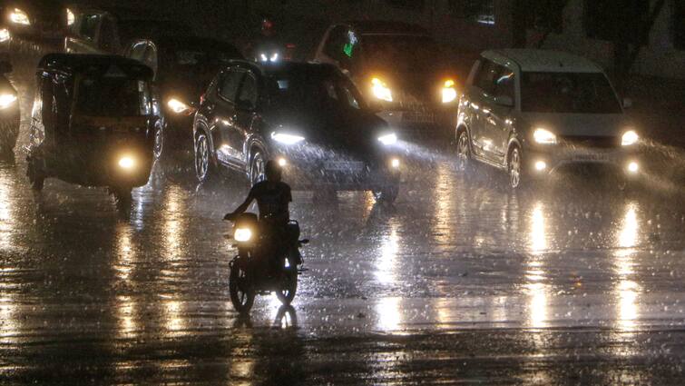 Delhi Rain Update Rain and Thunderstorm in Delhi and NCR IMD Issues Warning  दिल्ली में तेज हवाओं के साथ झमाझम बारिश, गर्मी से मिली राहत, IMD ने जारी की यह चेतावनी