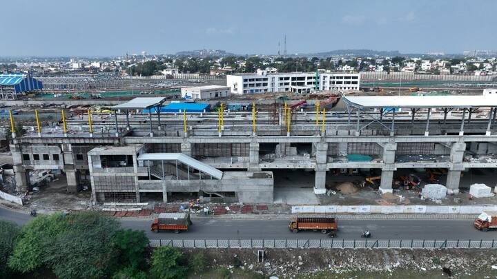 मध्य प्रदेश विधानसभा चुनाव से पहले मेट्रो ट्रेन के काम की रफ्तार तेज गति से चल रहा था. हालांकि ट्रायल रन होने के बाद इस पर इमरजेंसी ब्रेक अप्लाई कर दिया गया. आलम यह है कि चुनाव खत्म होने के बाद मेट्रो के विकास की गति काफी सुस्त पड़ गया है.