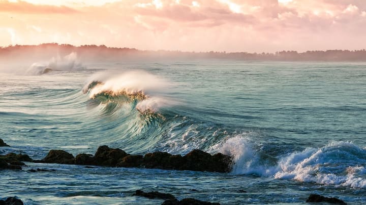 Total Number of Oceans: বইয়ের পাতায় যা পড়েছেন, তার সঙ্গে হিসেব নিকেশে রয়েছে ফারাক। ছবি: পিক্সাবে।