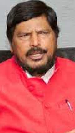 'PM मोदी नहीं कांग्रेस पार्टी समाज को बांट रही है'- Ramdas Athawale | abpnewsshorts