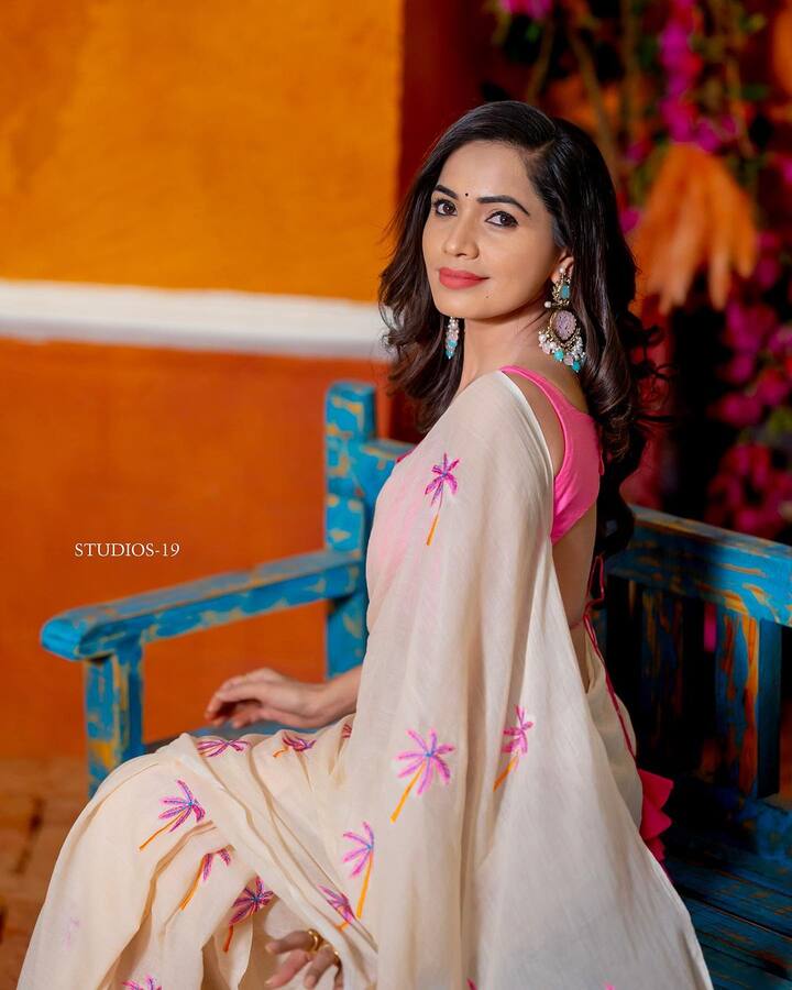 తాజాగా క్రిం అండ్ పింక్ కలర్ చీరకట్టి ఆకట్టుకుంది. ప్రస్తుతం శోభా శెట్టి ఫోటోలు వైరల్ అవుతున్నాయి.