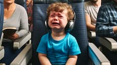 अगर फ्लाइट में बच्चा रो-रो कर आफत कर दिया है, तो जानें कैसे चुप कराएं