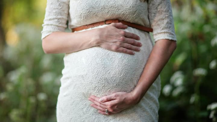 Pregnancy Tips : प्रेग्नन्सी मध्ये अस्वस्थ आणि हानिकारक गोष्टींपासून दूर राहणे आवश्यक आहे.