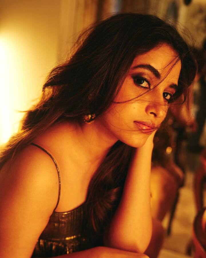 தற்போது இவர் தங்க நிற உடையில் சில புகைப்படங்களை தனது இன்ஸ்டாகிராம் பக்கத்தில் பதிவிட்டுள்ளார்.