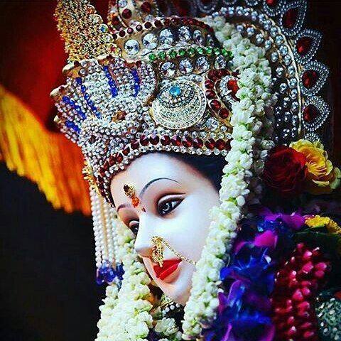 ਧਾਰਮਿਕ ਮਾਨਤਾ ਅਨੁਸਾਰ ਲੜਕੀਆਂ ਨੂੰ ਕੱਪੜੇ ਦਾਨ ਕਰਨਾ ਬਹੁਤ ਸ਼ੁਭ ਕੰਮ ਹੈ। ਜੇਕਰ ਤੁਹਾਡੇ ਕੋਲ ਕੱਪੜੇ ਦਾਨ ਕਰਨ ਦੀ ਸਮਰੱਥਾ ਨਹੀਂ ਹੈ ਤਾਂ ਤੁਸੀਂ ਰੁਮਾਲ ਦਾਨ ਕਰਕੇ ਮਾਤਾ ਰਾਣੀ ਨੂੰ ਖੁਸ਼ ਕਰ ਸਕਦੇ ਹੋ।