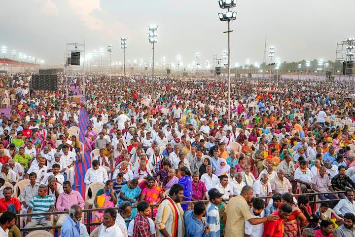 रैली से पहले राहुल गांधी ने कोयंबटूर में अपने 'भाई' स्टालिन के लिए मैसूर पाक खरीदा.  (साभार: एबीपी नाडु)