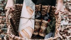 Wine Bottle: वाइन की बोतल नीचे से क्यों नहीं होती चपटी, जानिए बोतल के बेस पर गड्ढा होने के पीछे का साइंस