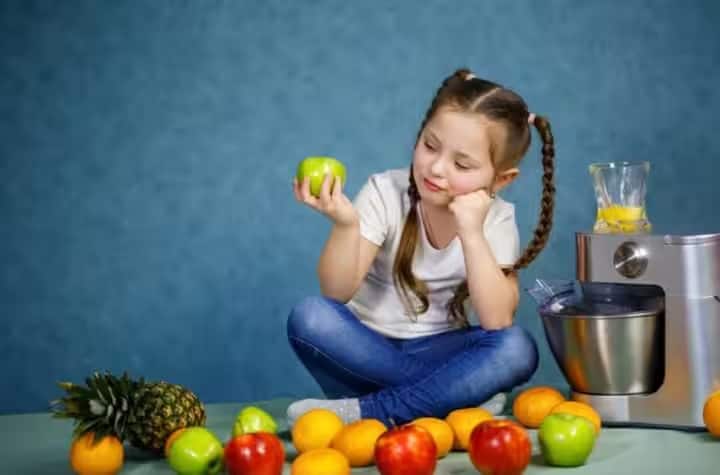 મોટાભાગના લોકો એ વાતને લઈને મૂંઝવણમાં રહે છે કે ફળ ખાવાનો યોગ્ય સમય કયો છે. ફળો ક્યારે ખાવા જોઈએ, ખાધા પહેલા કે પછી? તેથી, ચાલો આજે આ મૂંઝવણને દૂર કરવાનો પ્રયાસ કરીએ