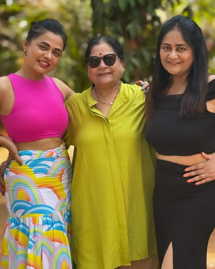 प्रार्थना बेहेरे सध्या कुटुंबातील महिलांसोबत गोव्याला फिरायला गेली आहे. गोव्यातील फोटो लगेचच अभिनेत्रीने सोशल मीडियावर (Social Media) शेअर केले आहेत.