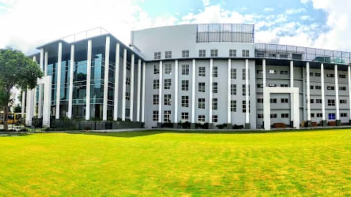 मानव रचना इंटरनेशनल स्कूल भी काफी मंहगा है. इसकी एडमिशन फीस 75,000 रुपये है. तो वहीं सालाना 165,000 रुपये के करीब ट्यूशन फीस है.