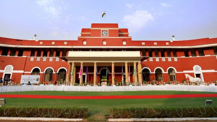 दिल्ली के बाराखंबा रोड में स्थित माडर्न स्कूल भी काफी महंगा स्कूल माना जाता है. इसका एडमिशन शुल्क 50,000 रुपये है. तो वहीं इसकी मासिक शुल्क 15,000 रुपये है.