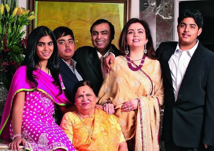 गेल्या 14 वर्षांपासून अंबानी कुटुंब हे आशियातील सर्वाधिक श्रीमंत कुटंब आहे.