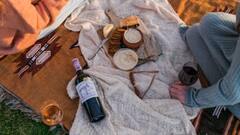 Wine Bottle: वाइन की बोतल नीचे से क्यों नहीं होती चपटी, जानिए बोतल के बेस पर गड्ढा होने के पीछे का साइंस