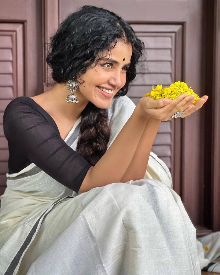 అభిమానులకు విషూ శుభాకాంక్షలు తెలుపుతూ ఈ ఫోటోలు షేర్ చేసింది అనుపమ. എല്ലാവർക്കും എന്റെ ഹൃദയം നിറഞ്ഞ ‘വിഷു’ ആശംസകൾ... 🌼🌼🌼  Happy Vishu 😇 అంటూ క్యాప్షన్ ఇచ్చింది.(Images Source : Instagram/AnupamaParameswaran)