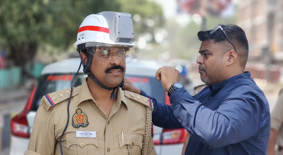 UP News: कानपुर में ट्रैफिक पुलिस कर्मियों को मिली AC कैप, तपती गर्मी से मिलेगी राहत, ट्रायल हुआ शुरू