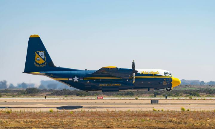 बता दें भारत का सबसे ऊंचा एयरपोर्ट लेह है. इस एयरपोर्ट का नाम कुशोक बकुला रिम्पोची एयरपोर्ट है. आपको जानकर आश्चर्य होगा कि ये एयरपोर्ट समुद्र तल से 3,256 मीटर की ऊंचाई पर बना हुआ है.