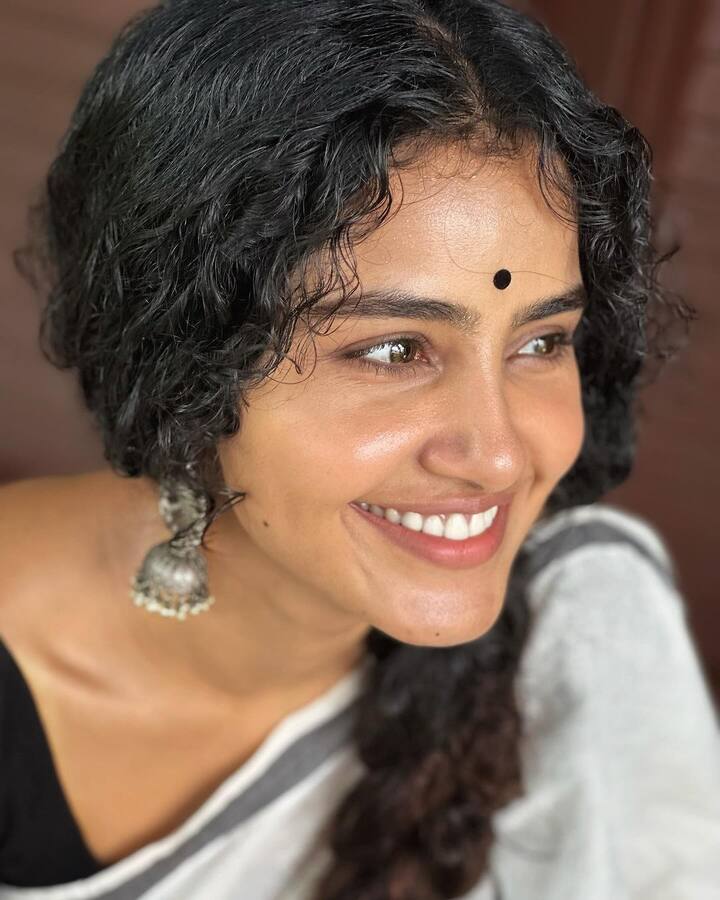 తర్వాత తెలుగులో హీరోయిన్​గా పలు సినిమాలు చేసింది. తన అందం, నటనతో తెలుగు ప్రేక్షకులకు క్రష్​ మారిపోయింది అనుపమ.(Images Source : Instagram/AnupamaParameswaran)