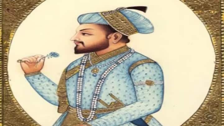 जब पांचवें मुगल बादशाह शाहजहां ने आगरा से अपनी राजधानी को दिल्ली शिफ्ट किया. तब उन्होंने इस किले का निर्माण करवाया था. इसे किला - ए- मुबारक के नाम से भी जाना जाता है.