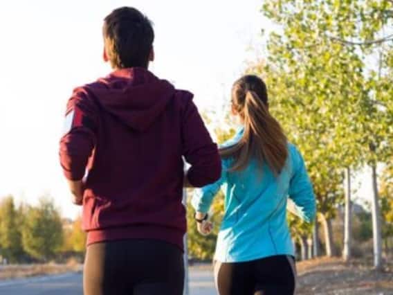 તમારે વિટામિન્સ, ફાઈબર અને મિનરલ્સથી ભરપૂર નાસ્તો કરવો જોઈએ જેથી તમારું પેટ સંપૂર્ણપણે સાફ રહે. આ બધી વસ્તુઓ છે જે તમને દિવસભર ઉર્જાવાન રાખે છે.