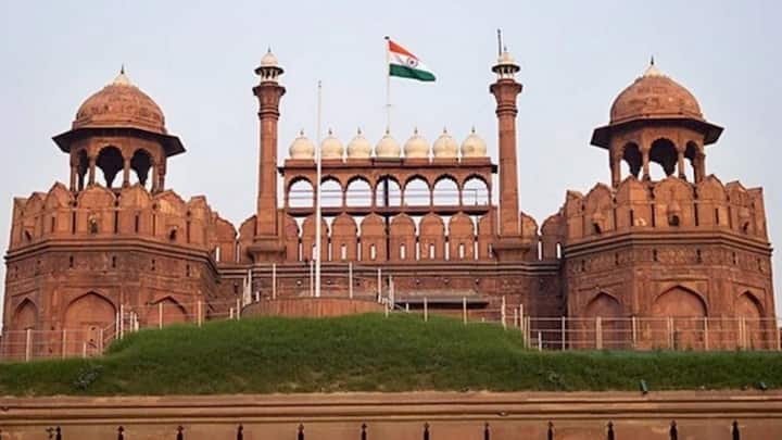 लाल किले में प्रवेश करने के दो मुख्य दरवाजे हैं. जिनमें से एक है दिल्ली गेट तो वहीं दूसरा है.  लाहौरी गेट लाल किले की पश्चिमी दीवार पर बना है.