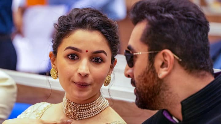 ২ বছর আগে, আজকের দিনেই মুম্বইতে নিজেদের আদি বাড়িতে সাত পাকে বাঁধা পড়েছিলেন আলিয়া ভট্ট ও রণবীর কপূর।