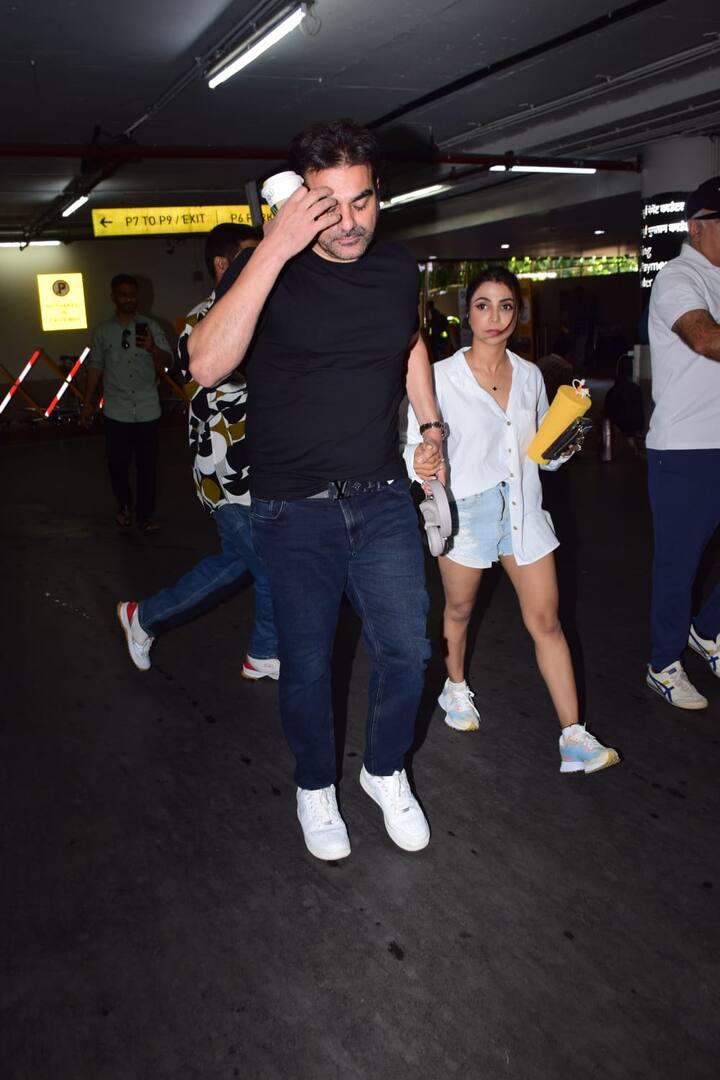 इस घटना के बाद सलमान के भाई अरबाज खान अपनी पत्नी शूरा खान के साथ गैलेक्सी अपार्टमेंट पहुंचे हैं. इन दौरान काफी परेशान दिखें.