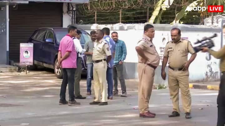 बांद्रा स्थित स्थित सलमान खान के आवास के बाहर रविवार सुबह बाइक सवार दो अज्ञात व्यक्तियों ने चार से पांच राउंड फायरिंग की है. इसका एक सीसीटीवी फुटेज भी सामने आया है, जिसमें दो संदिग्ध बाइक सवार नजर आ रहे हैं.