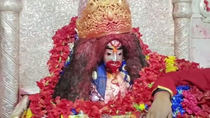 নতুন বছরের জন্য শুভকামনা নিয়ে মায়ের কাছে পুজো দিচ্ছেন তাঁরা।