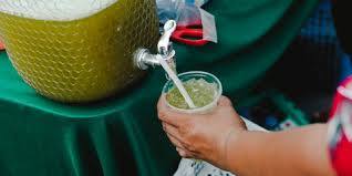 ਇਮਿਊਨਿਟੀ ਵਧਾਉਂਦਾ ਹੈ: ਗੰਨੇ ਦੇ ਰਸ ਵਿੱਚ ਐਂਟੀ-ਆਕਸੀਡੈਂਟ ਅਤੇ ਫੋਟੋਪ੍ਰੋਟੈਕਟਿਵ ਤੱਤ ਮੌਜੂਦ ਹੁੰਦੇ ਹਨ, ਜੋ ਸਰੀਰ ਦੀ ਰੋਗ ਪ੍ਰਤੀਰੋਧਕ ਸਮਰੱਥਾ ਨੂੰ ਵਧਾਉਣ ਵਿੱਚ ਮਦਦ ਕਰਦੇ ਹਨ। ਇਸ ਨਾਲ ਲੋਕ ਗਰਮੀਆਂ ‘ਚ ਹੋਣ ਵਾਲੇ ਵਾਇਰਲ ਇਨਫੈਕਸ਼ਨ ਵਰਗੀਆਂ ਬੀਮਾਰੀਆਂ ਤੋਂ ਦੂਰ ਰਹਿ ਸਕਦੇ ਹਨ।