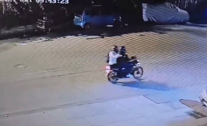 सलमान खान के घर के बाहर फायरिंग में जिस गैंगस्टर विशाल उर्फ कालू का नाम सामने आ रहा है, उसकी तस्वीर भी सामने आ गई है. उसी विशाल उर्फ कालू ने बीते महीने ही रोहतक में गुरुग्राम के रहने वाले एक स्क्रैप डीलर सचिन की हत्या कर दी थी.