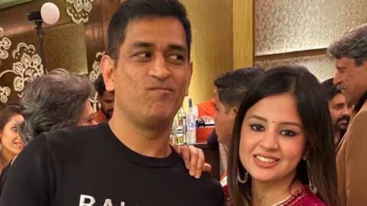 MS Dhoni And Sakshi Dhoni Love Story: पूर्व भारतीय कप्तान महेन्द्र सिंह धोनी की वाइफ का नाम साक्षी है, लेकिन क्या आप दोनों कपल की दिलचस्प लव स्टोरी के बारे में जानते हैं?