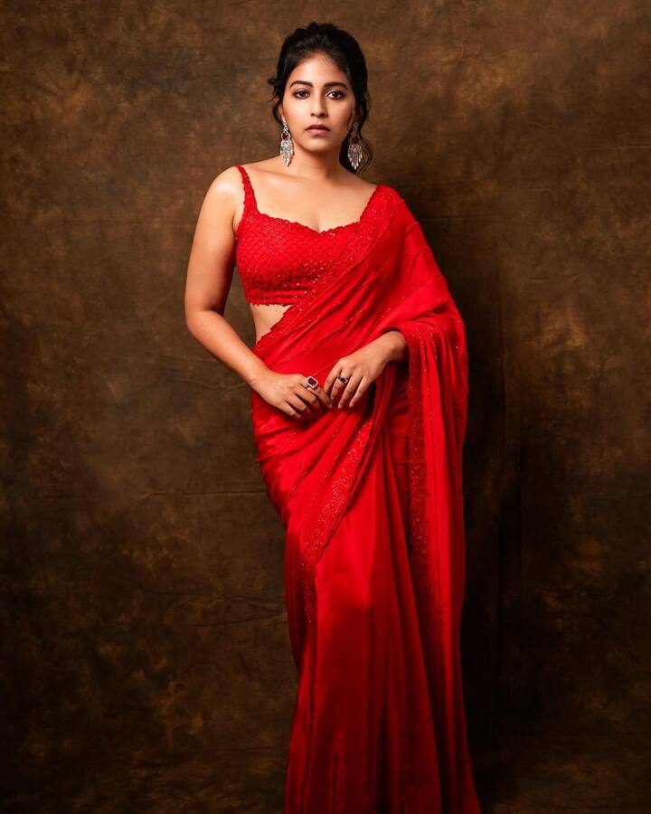 ప్రస్తుతం ఈ ఫోటోలు చూసి నెటిజన్లు ఫిదా అవుతున్నారు. Photo Credit: Anjali/Instagram