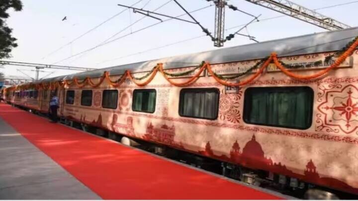 इस पैकेज में भारत गौरव टूरिस्ट ट्रेन के जरिए आप सिकंदराबाद-पुरी-कोणार्क-गया-वाराणसी-अयोध्या-प्रयागराज में बोर्डिंग और डी बोर्डिंग कर सकते हैं.