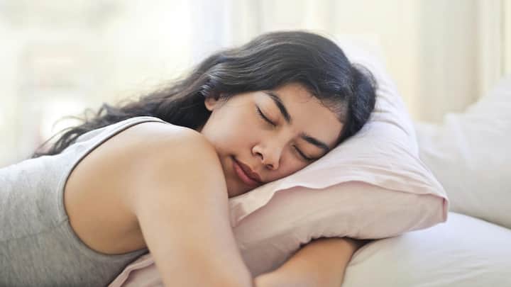 Sleeping Side : कोणत्या बाजूला झोपणे योग्य आहे ते जाणून घेऊ.