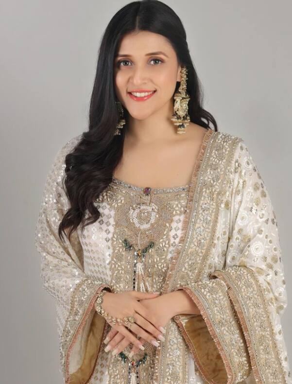 बिग बॉस 17 में अपनी क्यूटनेस से सभी को दीवाना बना चुकी एक्ट्रेस मन्नारा चोपड़ा को भी रोहित शेट्टी के शो ऑफर हुआ है.