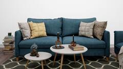 लिविंग रूम के सोफे को साफ करने के लिए अपनाएं ये हैक्स, बच जाएंगे ड्राई क्लीनिंग के खर्चे