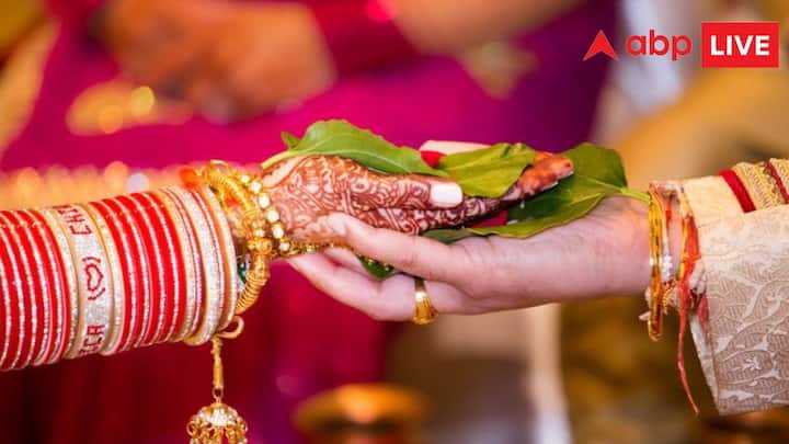 विवाह में आ रही बाधाओं को दूर करने के लिए रामनवमी को शाम के समय भगवान राम और माता सीता को हल्दी, कुमकुम और चंदन अर्पित करें और ‘ॐ जय सीता राम’ का 108 बार जाप करें.