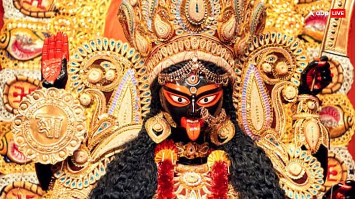 देवी कालरात्रि की पूजा में एकवेणी जपाकर्णपूरा नग्ना खरास्थिता। लम्बोष्ठी कर्णिकाकर्णी तैलाभ्यक्तशरीरिणी॥ वामपादोल्लसल्लोहलताकण्टक भूषणा। वर्धन्मूर्धध्वजा कृष्णा कालरात्रिर्भयंकरी॥ - इस मंत्र का जाप करें.