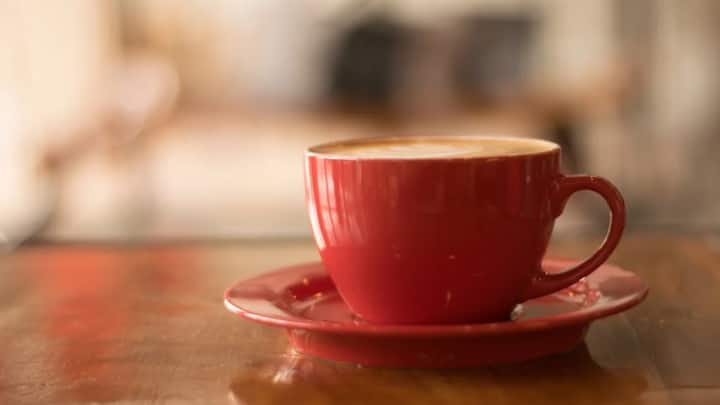 इसके अलावा अंग्रेज़ी का टी शब्द भी चीन से ही निकला है. दरअसल चीन के एक इलाने में मिन नान भाषा बोली जाती है, जहां '茶' का उच्चारण 'te'होता है. यहां व्यापार के लिए आने वाले लोग इसे टी बोलने लगे और ये बाकी जगहों पर टी बोला गया है.