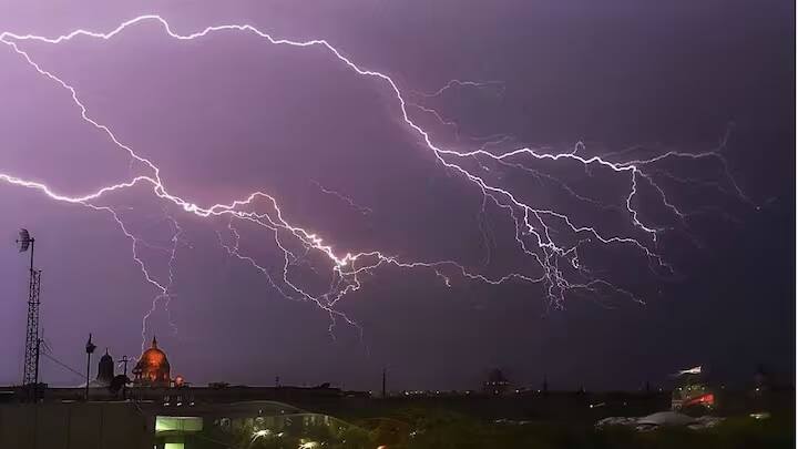 હવામાન વિભાગના જણાવ્યા અનુસાર, પૂર્વી ઉત્તર પ્રદેશ, પૂર્વ મધ્યપ્રદેશ, વિદર્ભ, આસામ અને મેઘાલયમાં વીજળી સાથે 30-40 કિમી પ્રતિ કલાકની ઝડપે પવન ફૂંકાશે. છત્તીસગઢ, પશ્ચિમ બંગાળના હિમાલયન ક્ષેત્ર અને સિક્કિમમાં વીજળી પડવાની સંભાવના છે.