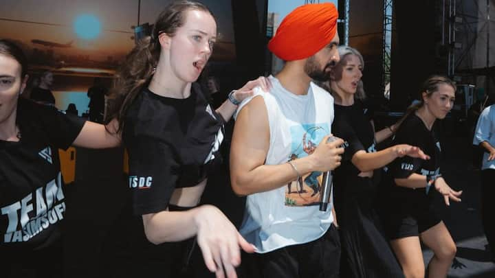 Diljit Dosanjh treated fans with pictures from his Mumbai concert. Take a look at the excitement of fans at the Diljit Dosanjh concert