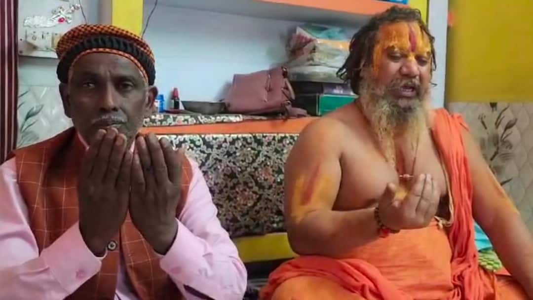 UP News: पीएम मोदी को तीसरी बार प्रधानमंत्री बनाने के लिए इकबाल अंसारी ने की दुआ, जगतगुरु परमहंसाचार्य साथ आए नजर Iqbal Ansari and Jagatguru Paramhansa prayer for PM Narendra Modi third term Prime Minister ann UP News: पीएम मोदी को तीसरी बार प्रधानमंत्री बनाने के लिए इकबाल अंसारी ने की दुआ, जगतगुरु परमहंसाचार्य साथ आए नजर