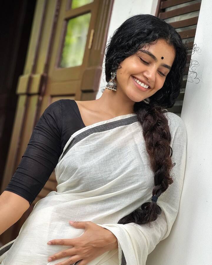 తాజాగా టిల్లు స్క్వేర్ సినిమాలో లిల్లీగా నటించి గ్లామర్ డోస్​ని పెంచింది అనుపమ. ఈ సినిమాతో మరోసారి బ్లాక్ బాస్టర్ కొట్టింది. తాజాగా ఈ సినిమా 100 కోట్ల షేర్​ని రాబట్టింది. (Images Source : Instagram/AnupamaParameswaran)