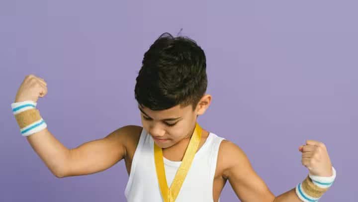 બાળકને સાંભળો: જ્યારે તે કંઈક કહે છે, ત્યારે ધ્યાનથી સાંભળો. તેને લાગશે કે તેના શબ્દો મહત્વપૂર્ણ છે.