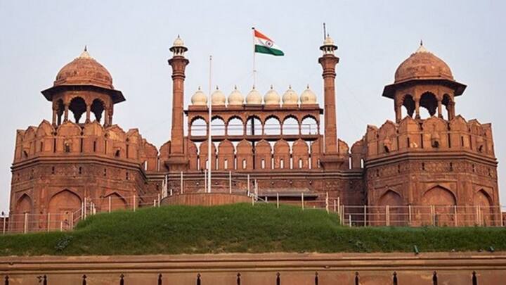 लाल किले का निर्माण मुगल बादशाह शाहजहां ने साल 1639 में करवाया था. इसे बनने में पूरे 10 साल का समय लगा था.