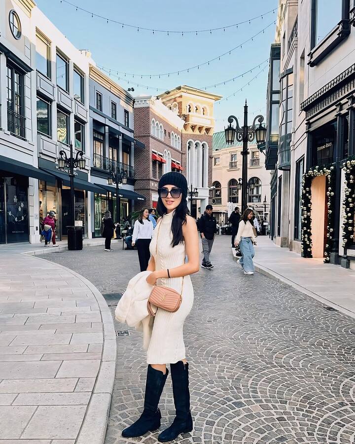 థ్రో బ్యాక్ ఫోటోలను ఇన్​స్టాలో షేర్ చేస్తూ.. A few Sundays ago అంటూ క్యాప్షన్ ఇచ్చింది. (Images Source : Instagram/iamnehashetty)