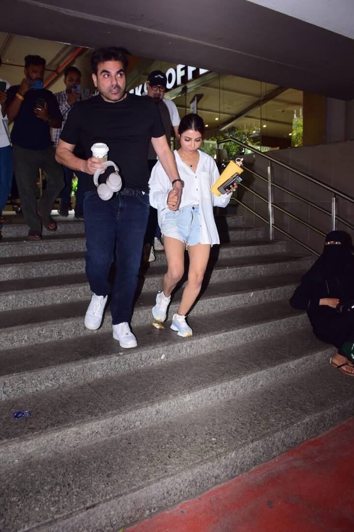 जब फायरिंग हुई तो उस वक्त सलमान खान घर पर ही थे. ऐसे में सभी को भाईजान की फ्रिक हो रही है और इंडस्ट्री के कुछ लोग उनका हालचाल लेने के लिए उनके घर पहुंचे हैं.