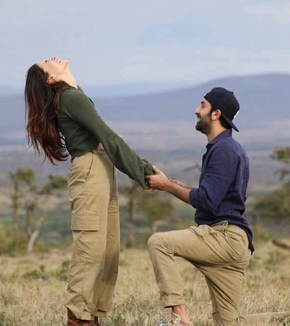 Alia had also told that Ranbir had proposed Alia during the African safari.  Alia has also posted a picture of this on her Instagram account, where the Animal actor had proposed Alia for marriage by sitting on his knees.